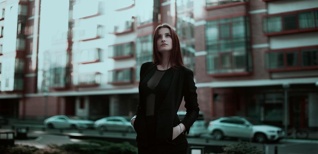 Kreatywny biurowiec centrum biznesowego z widokiem na miasto