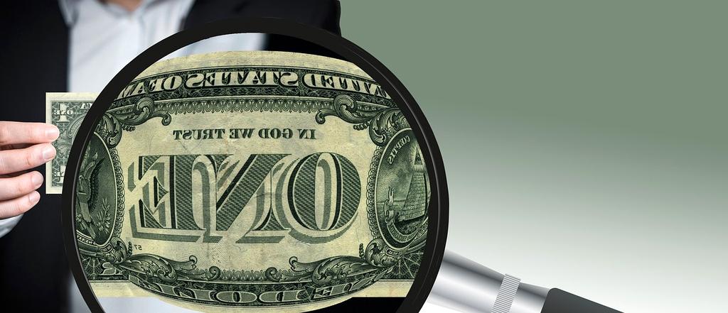 Biznesmen analizujący wykresy na laptopie