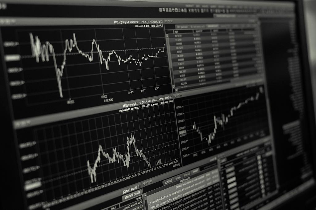 Analiza finansowa na nowoczesnym dashboardzie