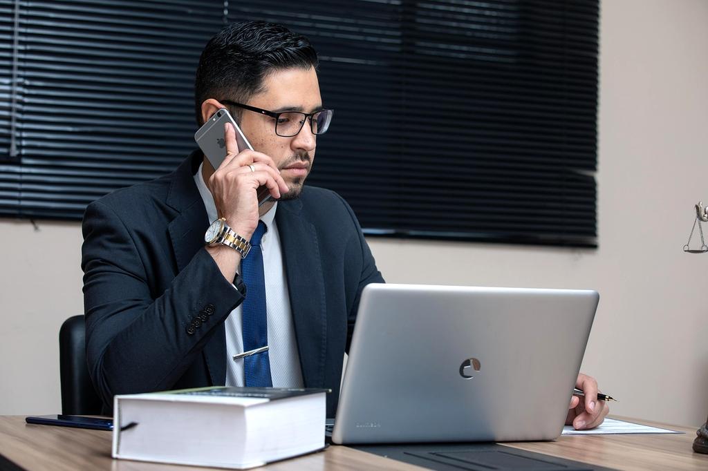 Konsultacja biznesowa przy stole konferencyjnym