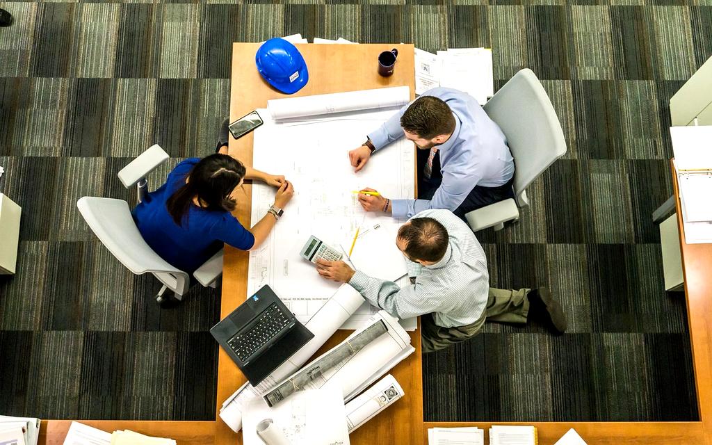 Profesjonalny zespół biznesowy pracujący razem