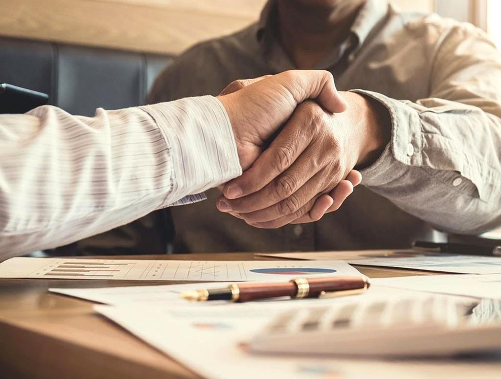 Zespół ekspertów golafie podczas pracy w nowoczesnym biurze